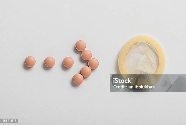 Pastillas Y Condón Foto de stock y más banco de imágenes de Anticonceptivo - Anticonceptivo, Asistencia sanitaria y medicina, Comportamiento sexual humano