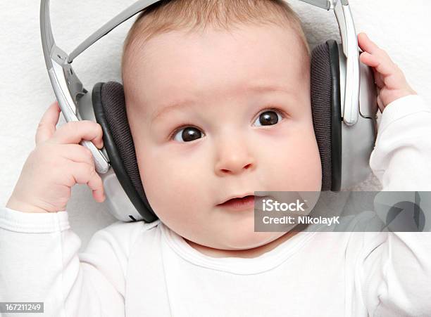 Bebé Escuchando Música En La Parte Posterior Foto de stock y más banco de imágenes de Acostado de espalda - Acostado de espalda, Alegre, Alegría