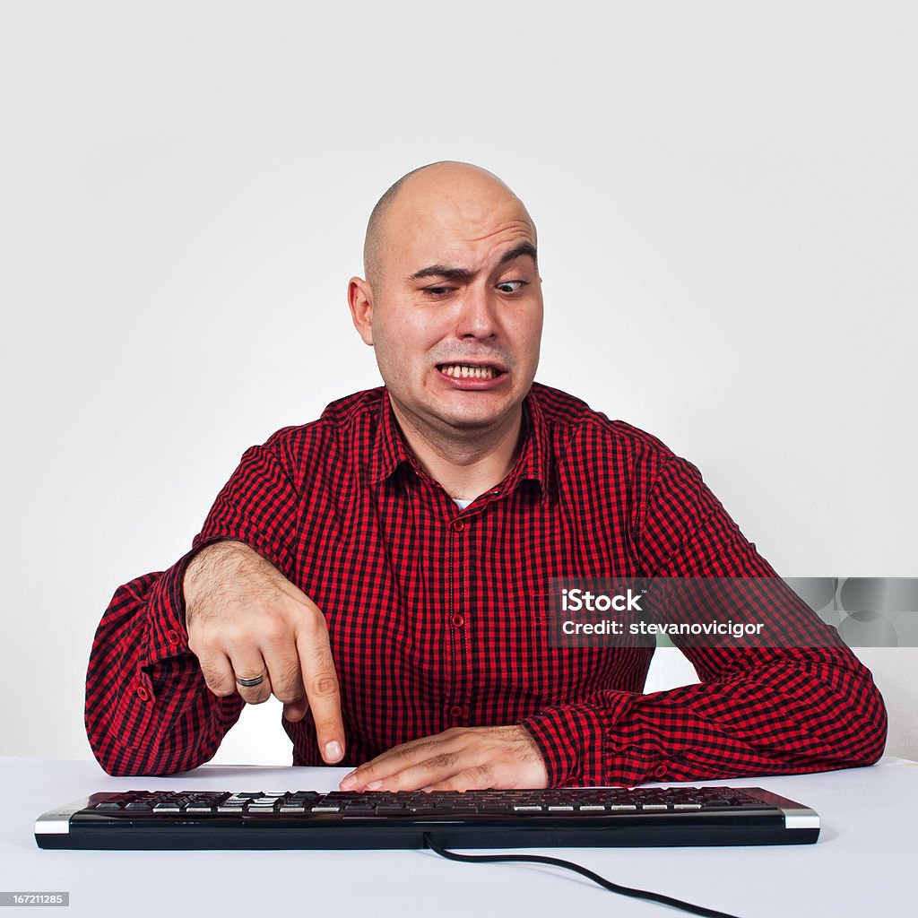 Человек с компьютерной keybaord - Стоковые фото Вертикальный роялти-фри
