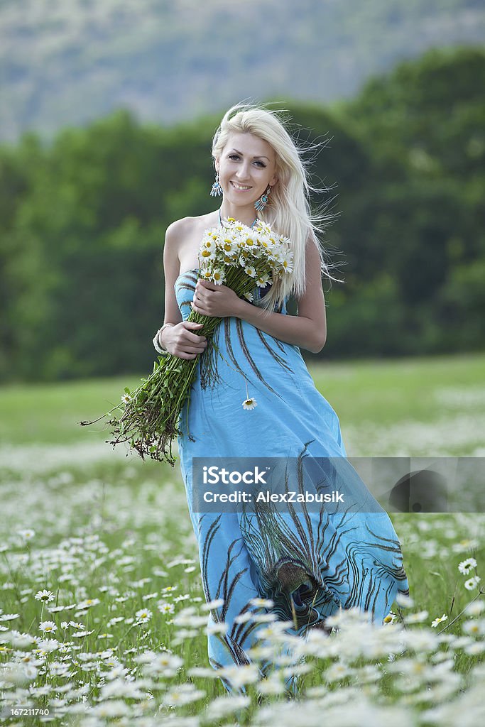 Attraente bionda nel campo di camomilla - Foto stock royalty-free di 20-24 anni