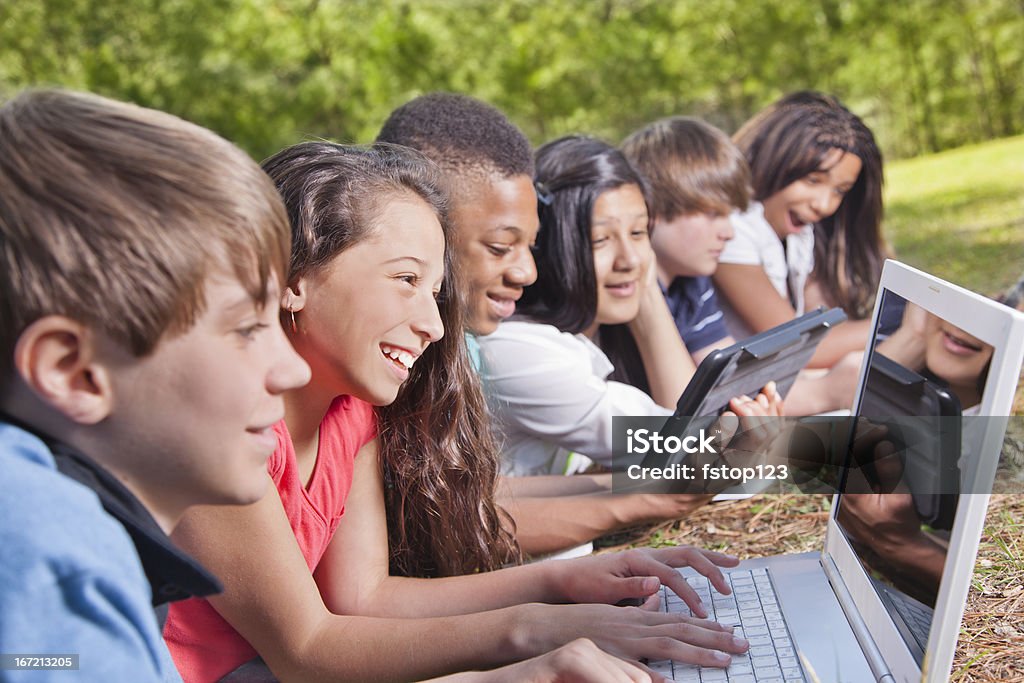 技術: 中学校の学生ノートパソコンやタブレットコンピューターを使用して、 - 屋外のロイヤリティフリーストックフォト