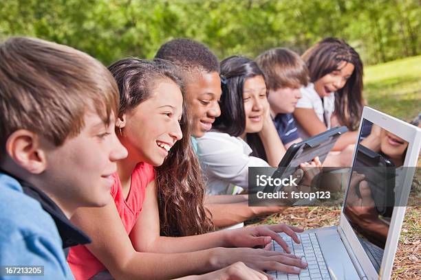 技術 中学校の学生ノートパソコンやタブレットコンピューターを使用して - 屋外のストックフォトや画像を多数ご用意 - 屋外, タブレット使用, 多民族