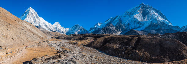 szlak everest basecamp lodowiec khumbu nuptse himalajskie szczyty górskie panorama - kala pattar zdjęcia i obrazy z banku zdjęć