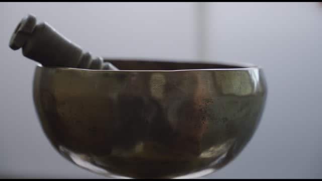 The power of the sound of the singing bowl.1