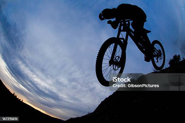 Andar De Bicicleta De Montanha De Downhill - Fotografias de stock e mais imagens de Agilidade - Agilidade, Andar de Bicicleta de Montanha, Ao Ar Livre