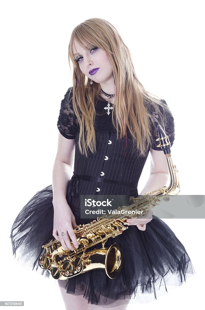 Jovem mulher em preto hodling sax com atitude - Foto de stock de 16-17 Anos royalty-free