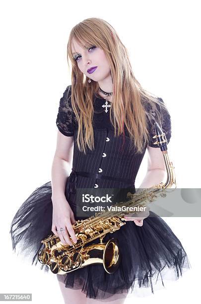 Foto de Jovem Mulher Em Preto Hodling Sax Com Atitude e mais fotos de stock de 16-17 Anos - 16-17 Anos, 18-19 Anos, Adolescente