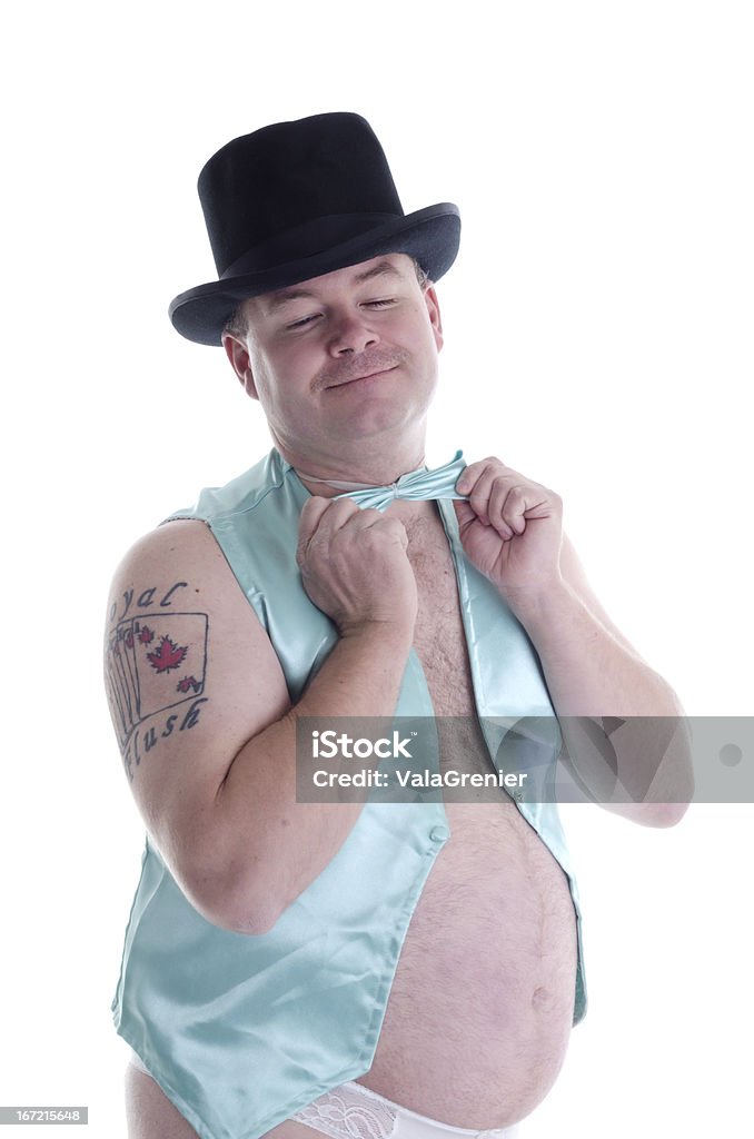 Uśmiechającego się człowieka w satynową vest regulować Muszka. - Zbiór zdjęć royalty-free (Kapelusz)
