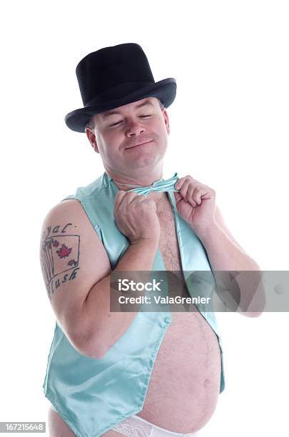 Uśmiechającego Się Człowieka W Satynową Vest Regulować Muszka - zdjęcia stockowe i więcej obrazów Kapelusz