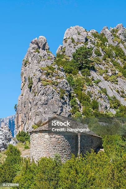 Foto de Pequena Igreja De Estilo Românico e mais fotos de stock de Aldeia - Aldeia, Aragão, Arbusto