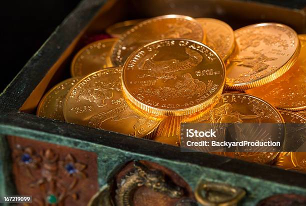 Coleção De Moedas De Ouro Um Onça - Fotografias de stock e mais imagens de Amarelo - Amarelo, Antigo, Arca de Tesouro