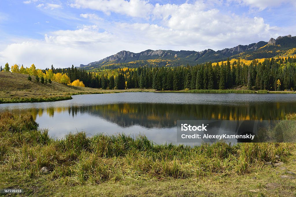 Reflet de la montagne dans le lac - Photo de Arbre libre de droits