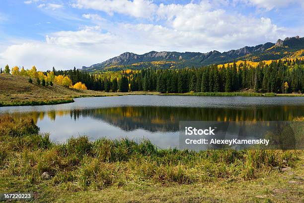 Reflexo De Uma Montanha No Lago - Fotografias de stock e mais imagens de Amarelo - Amarelo, Ao Ar Livre, Azul
