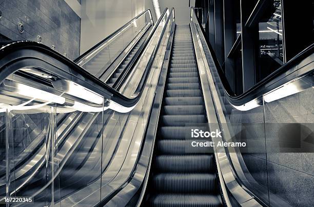 Escalera Mecánica Foto de stock y más banco de imágenes de Actividad - Actividad, Centro comercial, Escalera mecánica