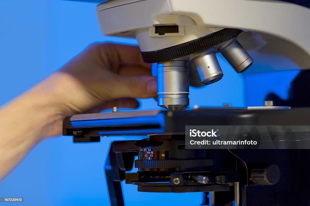 Microscopio - Foto stock royalty-free di Adulto