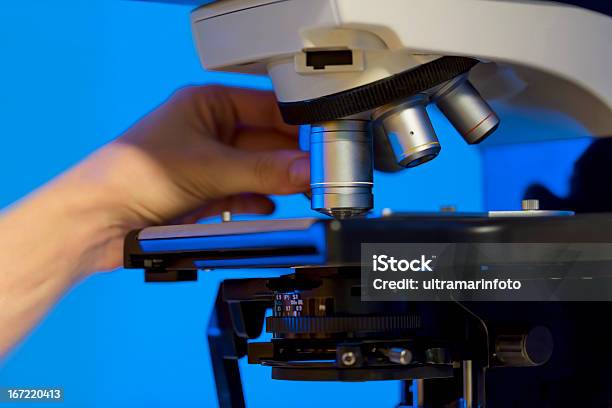 Microscopio - Fotografie stock e altre immagini di Adulto - Adulto, Analizzare, Attrezzatura