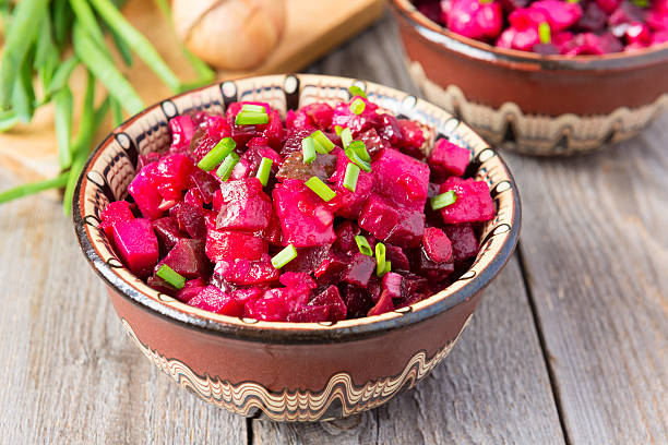 cuisine russe: salade de betteraves - beet pickled common beet cooked photos et images de collection