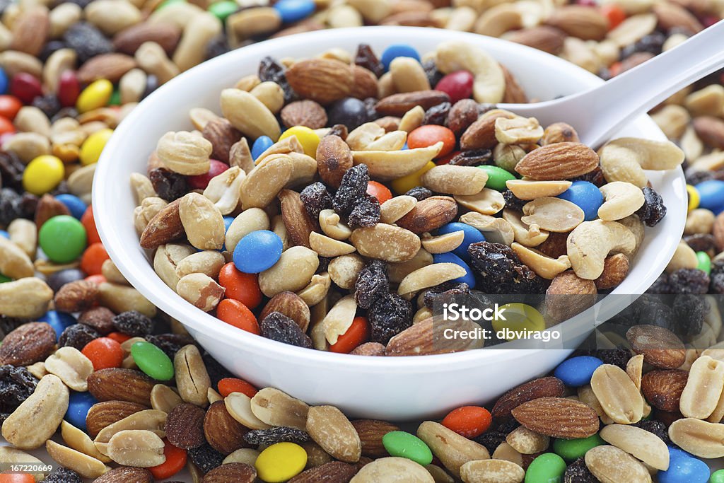 Trail Mix in Weiß Schüssel - Lizenzfrei Studentenfutter Stock-Foto