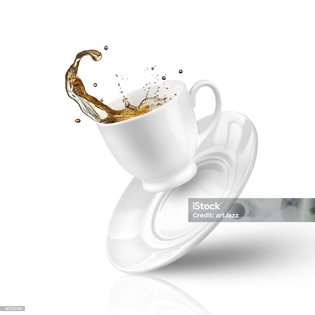 Всплеск чая в Падение Кубок изолированные на белом - Стоковые фото Чай - горячий напиток роялти-фри