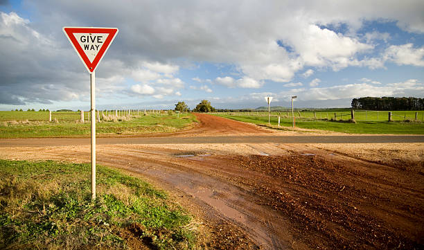 다행이었지요 변화시켰음 - australia rural scene road intersection yield sign 뉴스 사진 이미지