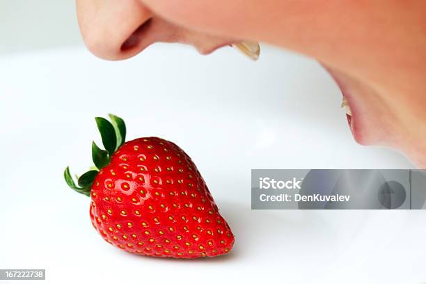 Mangiare Fragole - Fotografie stock e altre immagini di Adulto - Adulto, Alimentazione sana, Bambini maschi