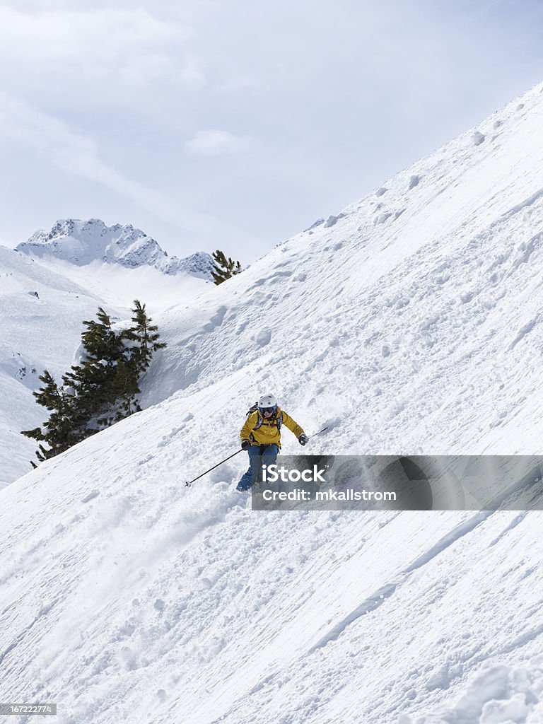 Hembra esquiador girar de fuertes pendientes - Foto de stock de Esquí extremo libre de derechos