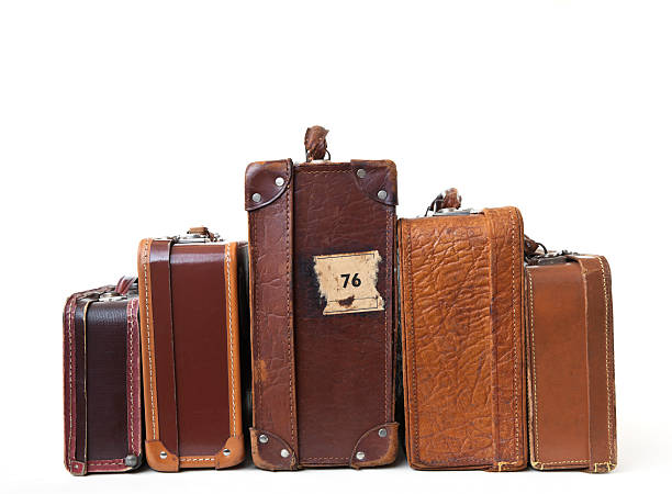 gruppe von vintage-koffer mit etiketten. - suitcase luggage old fashioned obsolete stock-fotos und bilder