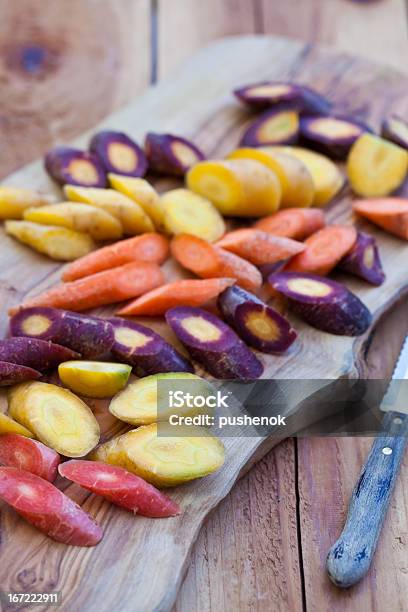 Foto de Diferentes Tipos De Cenoura Corte Na Tábua De Madeira e mais fotos de stock de Agricultura