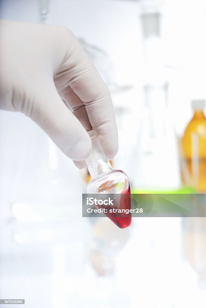 Em primeira mão de médico com sangue - Foto de stock de Analisar royalty-free