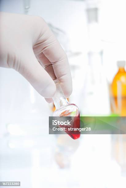 Foto de Em Primeira Mão De Médico Com Sangue e mais fotos de stock de Analisar - Analisar, Análise ao sangue, Ciência