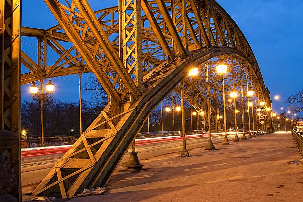 a ponte em wroclaw histórico - wroclaw traffic night flowing imagens e fotografias de stock