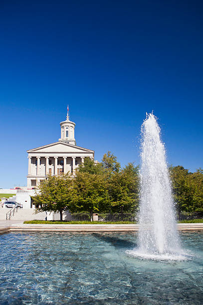 capitólio do estado do tennessee edifício em nashville - nashville tennessee state capitol building federal building imagens e fotografias de stock