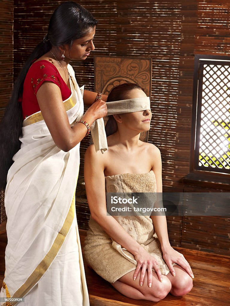 Mujer tener tratamiento de spa ayurveda. - Foto de stock de Adulto libre de derechos