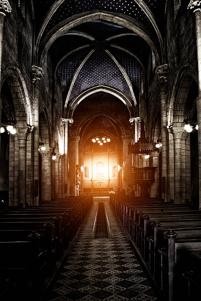 sinistro cattedrale gotica - church altar indoors dark foto e immagini stock