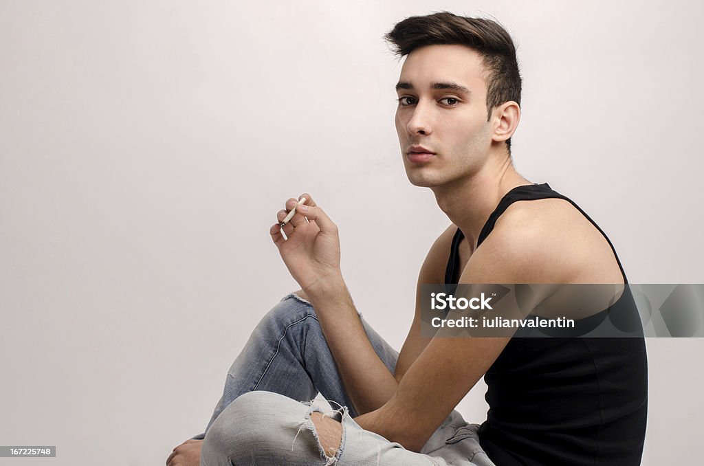 Fumar puede ser sensual y peligroso. - Foto de stock de 20 a 29 años libre de derechos