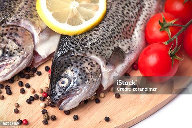 Frische Forellen Stockfoto und mehr Bilder von Abnehmen - Abnehmen, Bildhintergrund, Blatt - Pflanzenbestandteile