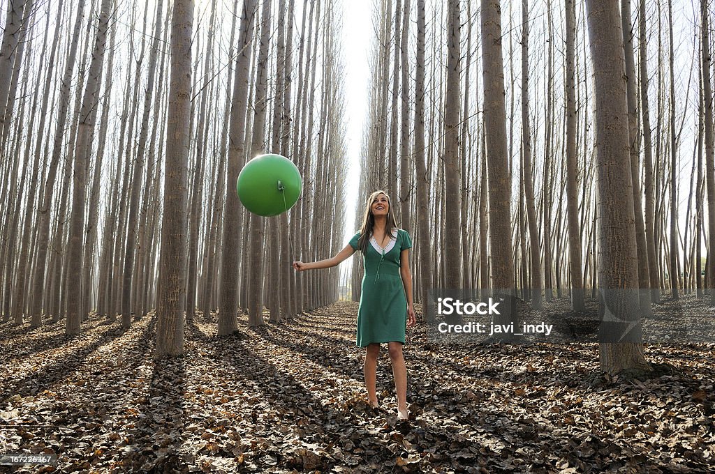 Schöne blonde Mädchen, gekleidet in Grün, gehen in den Wald - Lizenzfrei Baum Stock-Foto
