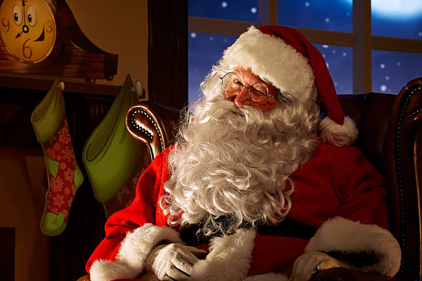 nahaufnahme von happy santa zwinkern zu kamera - costume expressing positivity cheerful close up stock-fotos und bilder