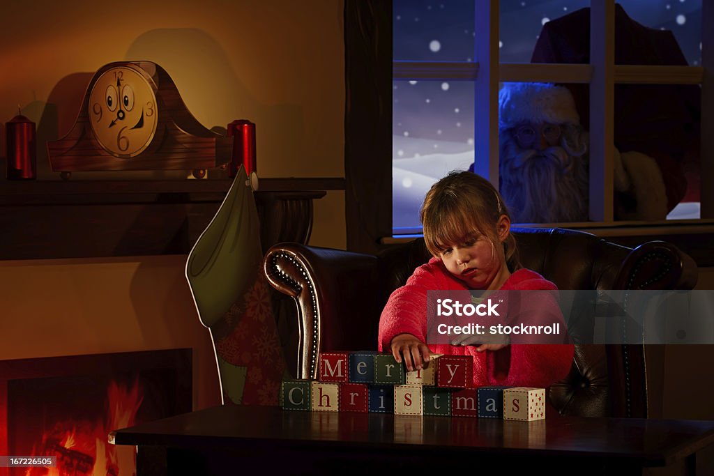 Junge Kind spielt mit Spielzeug, während Sie Santa. - Lizenzfrei Feuer Stock-Foto