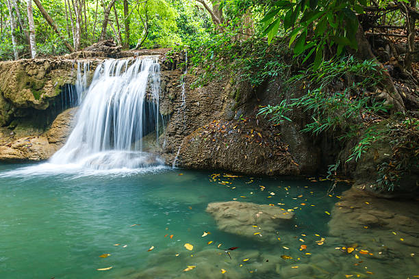 cascada en parque nacional, provincia de kanchanaburi, tailandia - kanchanaburi province beauty in nature falling flowing fotografías e imágenes de stock