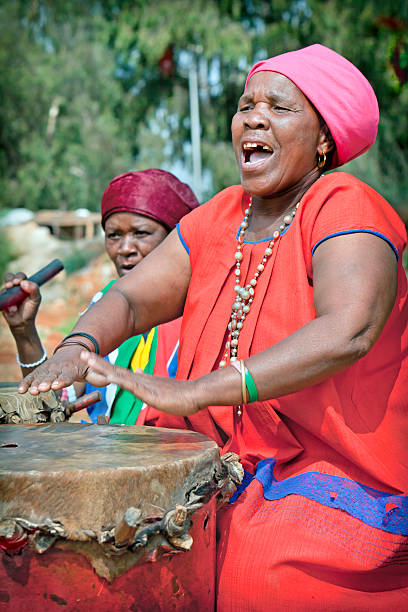 bela africano a tocar os tambores - zulu african descent africa dancing imagens e fotografias de stock