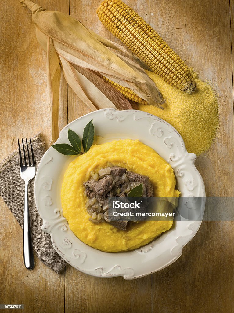 Aliment émincé de viande avec des oignons et du porridge - Photo de Aliment libre de droits