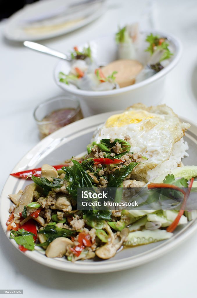 Reis mit gebratenem Schweinefleisch und Basilikum - Lizenzfrei Asiatische Kultur Stock-Foto
