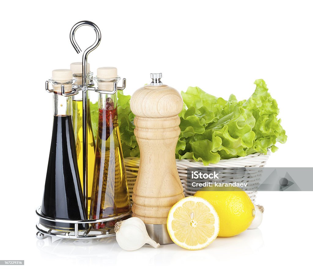 Salade verte avec citrons, Poivrière, huile d'olive et de vinaigre - Photo de Agriculture libre de droits