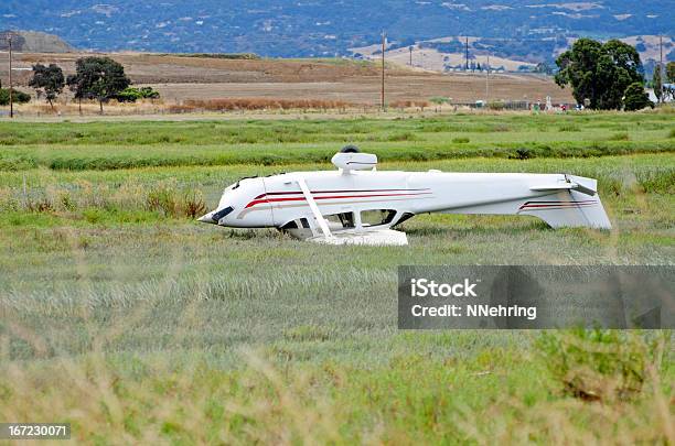 Privatflugzeug Unfall Cessna 172 Stockfoto und mehr Bilder von Propellerflugzeug - Propellerflugzeug, Unfall - Ereignis mit Verkehrsmittel, Flugzeug