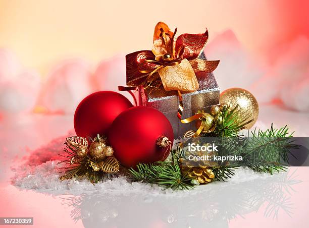 クリスマスのお祝いのシャンパングラスtwo にホリデーシーズンのデコレーションです - お祝いのストックフォトや画像を多数ご用意 - お祝い, クリスマス, クリスマスツリー