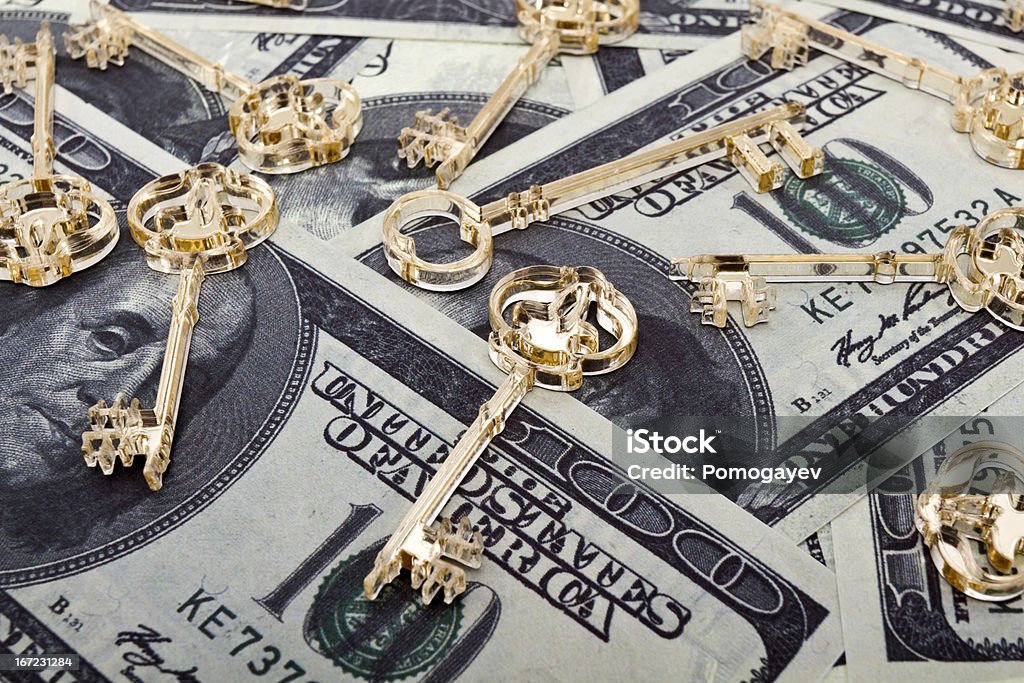 Chaves de ouro, em dólares - Foto de stock de Contar royalty-free