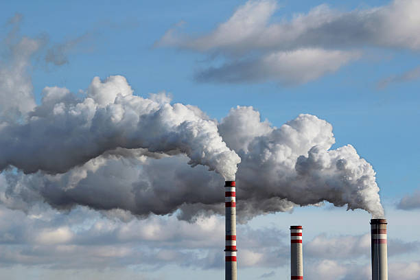 szczegóły biały dym zanieczyszczone niebo - fossil fuel plant zdjęcia i obrazy z banku zdjęć