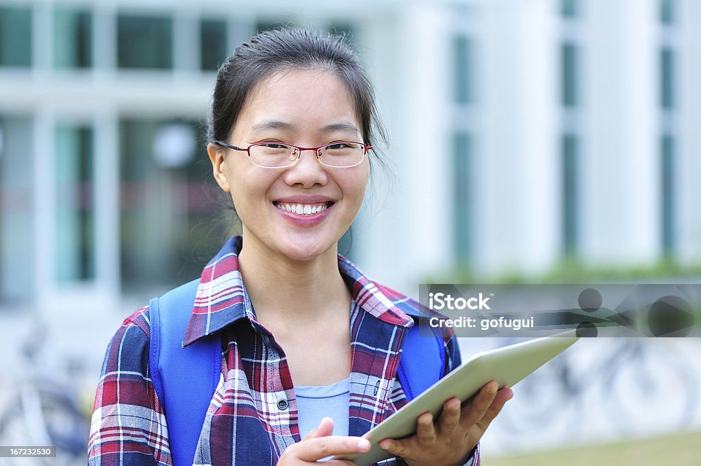 asian Studente di scuola secondaria utilizzare il tablet in campus - Foto stock royalty-free di 25-29 anni