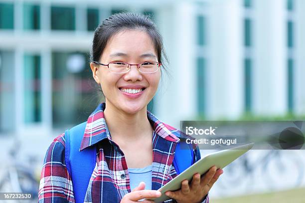 Asian Studente Di Scuola Secondaria Utilizzare Il Tablet In Campus - Fotografie stock e altre immagini di 25-29 anni